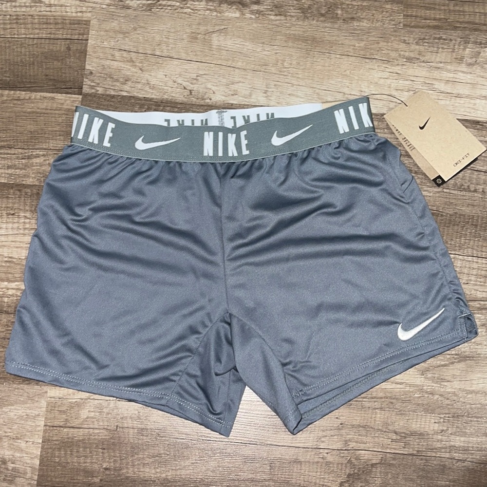 Nike Dri-fit. Standard fit. Gray.